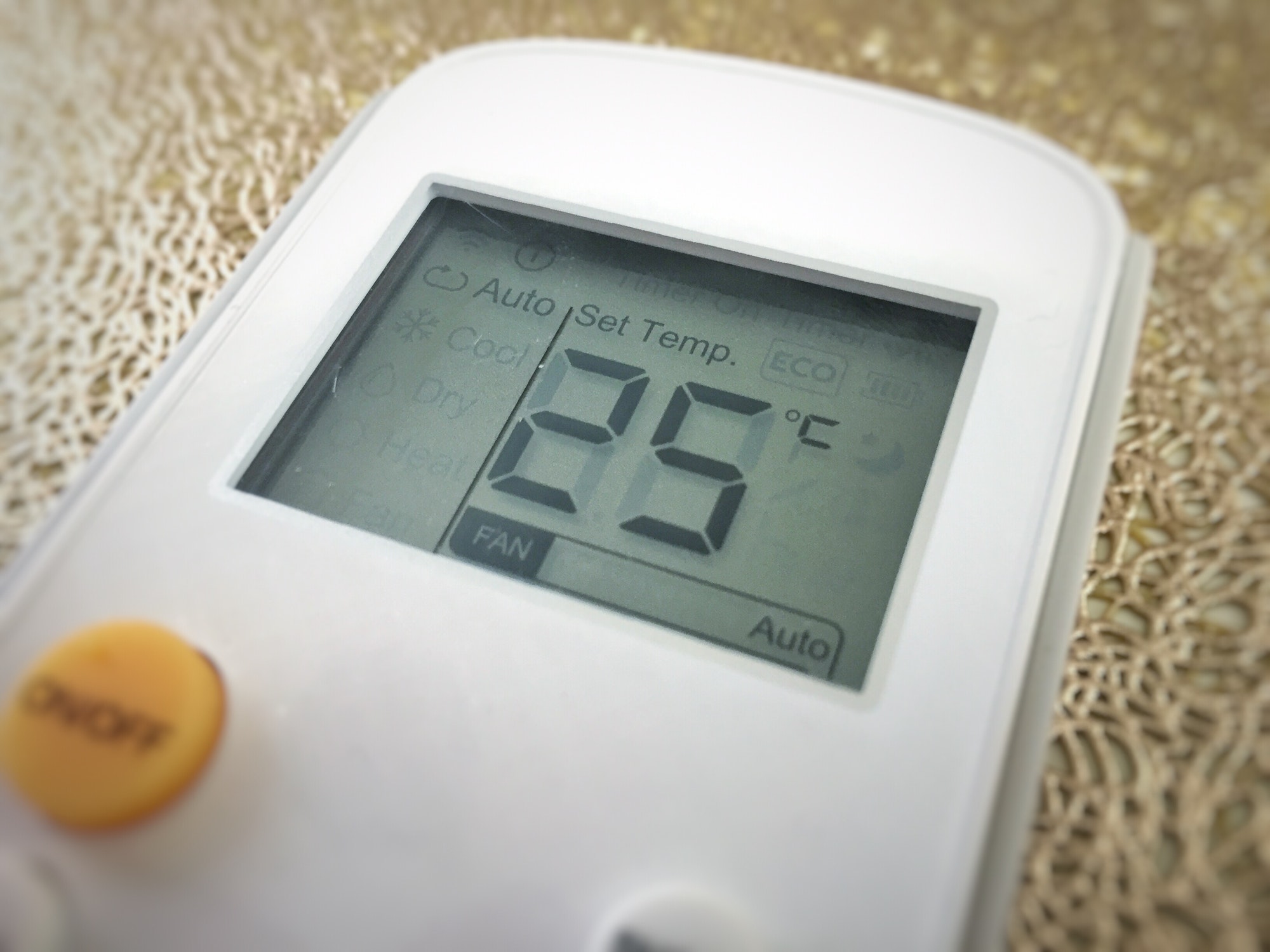 Display of an air conditioner remote control with temperature set at 25 degrees